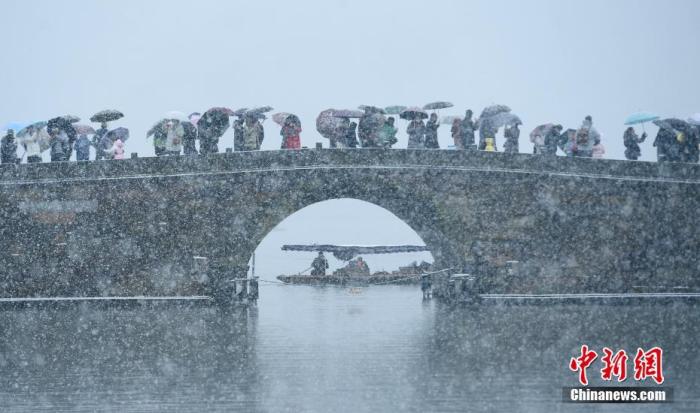 雪中的西湖美景吸引游人。 <a target='_blank'  data-cke-saved-href='/' href='/'>中新社</a>記者 王剛 攝