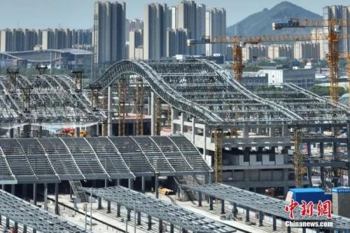 圖為航拍南沿江鐵路江陰站站房屋面鋼結(jié)構(gòu)桁架整體提升現(xiàn)場(chǎng)。(無(wú)人機(jī)照片) 中新社記者 泱波 攝